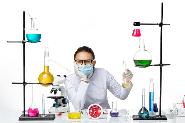 前面前视图：穿着白色医疗服的女化学家 白色背景上有面罩固定液化学家实验室病毒-飞溅医生面具视图