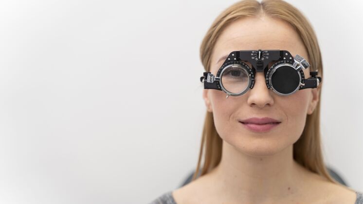 女人年轻女子在眼睛咨询光学咨询眼镜
