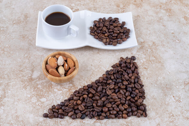 咖啡豆 各种坚果和一杯咖啡盘子各色咖啡