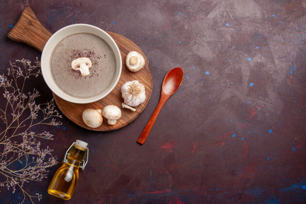 饭顶视图美味蘑菇汤与新鲜蘑菇暗紫色空间蘑菇杯子勺子