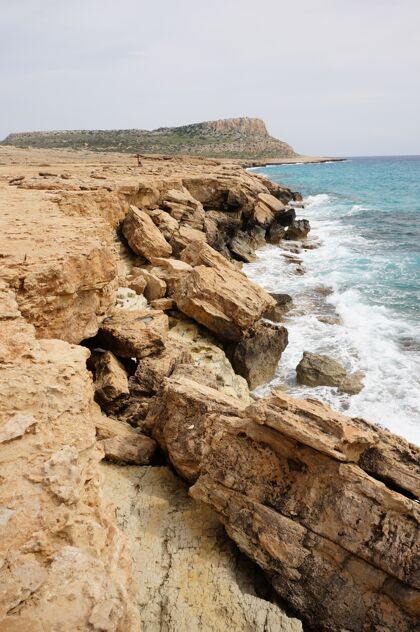 海滩塞浦路斯白天岸边的大石头地中海晴朗岩石