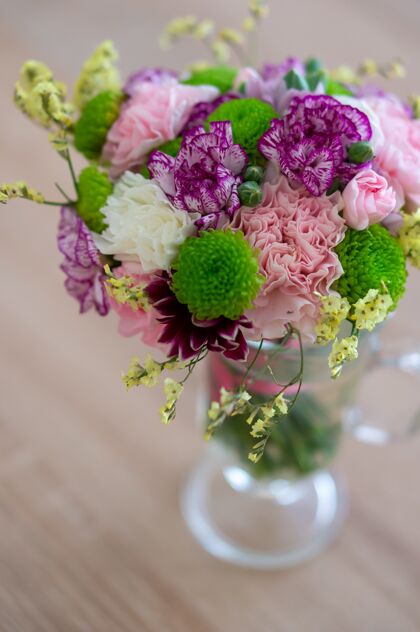 花束高角度拍摄一束美丽的鲜花在一个玻璃花瓶高角度美丽