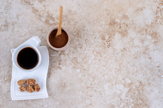 花生一小碗磨碎的咖啡粉 一杯咖啡和上釉的花生研磨美味芳香