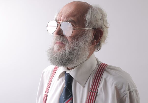 一个一位戴着眼镜的白种男性老人的视角——概念：担心 思考家庭年龄衬衫