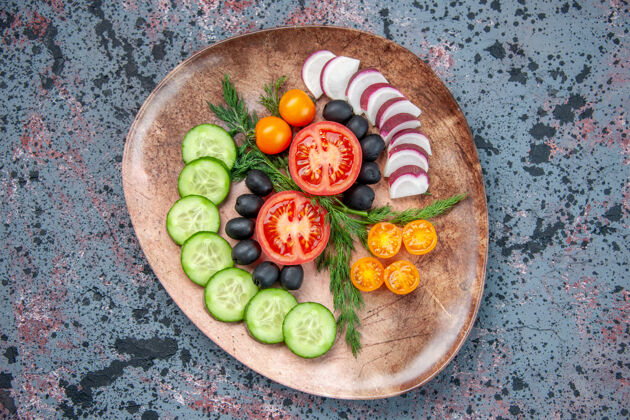 正餐新鲜切碎的蔬菜在一个棕色盘子上混合颜色背景特写镜头美味农产品健康