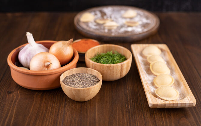 佩尔曼木制的盘子里放满了自制的饺子 放在木制的表面上新鲜美食饺子