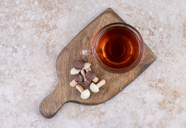 糕点一杯放在木板上的香菇热茶食物马克杯美食