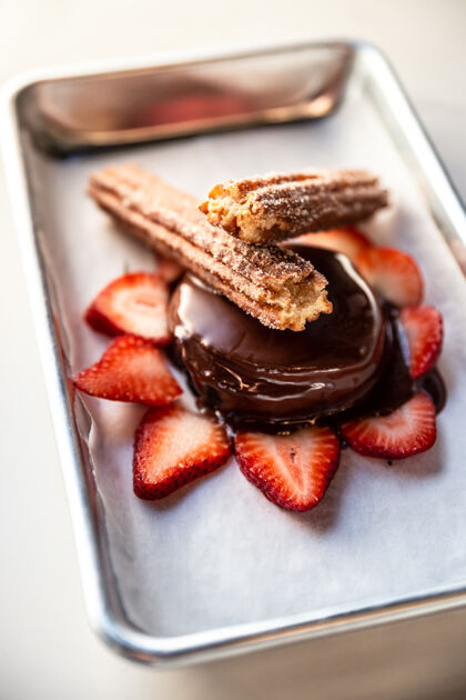 霜草莓切片巧克力蛋糕糖果蛋糕巧克力