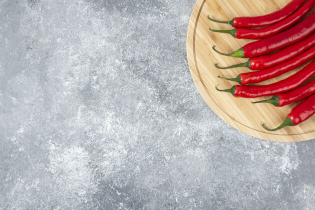 食物大理石表面的红辣椒木板香料料理顶视图