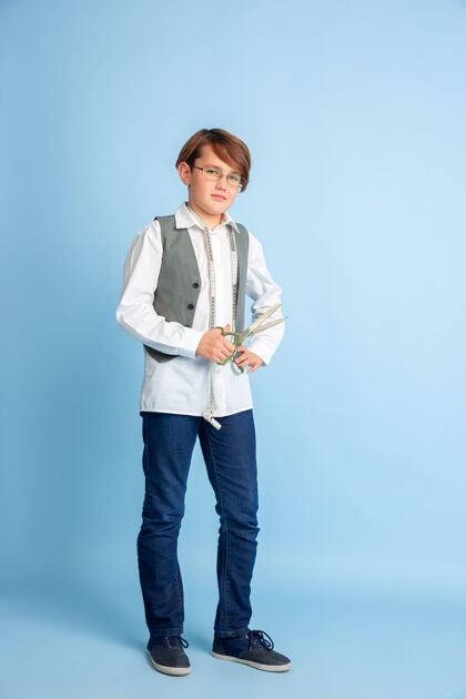 工作室小男孩梦想着未来的裁缝职业童年 教育和梦想的概念想成为一名成功的员工在时尚和风格行业 工作室 制衣复制空间学校童年讲台