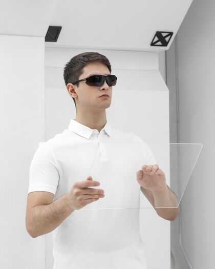 模特戴着数码眼镜的年轻人男单色塑料板