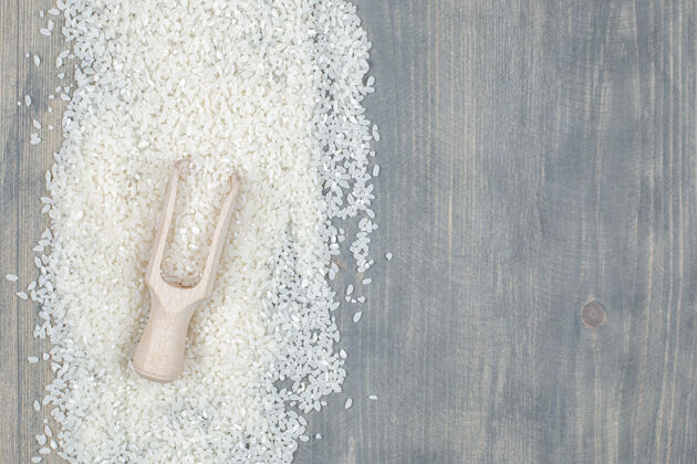 勺子健康的生米用木勺放在木桌上自然生的未经料理的