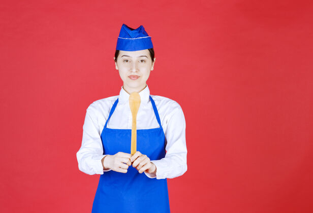 烹饪穿着蓝色围裙拿着木勺子的厨师服装人类自制