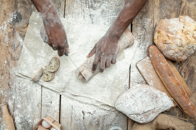 新鲜非洲裔美国人在木桌上烹调新鲜的谷类食品 面包 麸皮美味的食物 营养 工艺产品无麸质食品 健康的生活方式 有机和安全的制造手工制作非洲木材面粉
