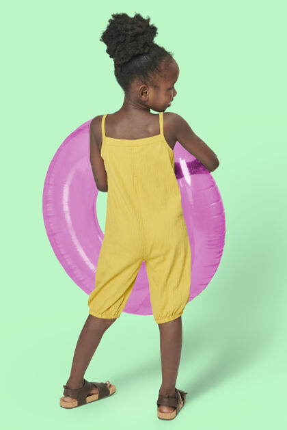 粉色全身后视图黑色女孩游泳环儿童休闲产品