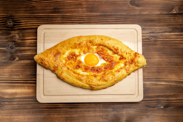 晚餐顶视图烤面包与熟鸡蛋在棕色木制表面面包面包面包面包包食物鸡蛋早餐面团切片鸡蛋比萨饼