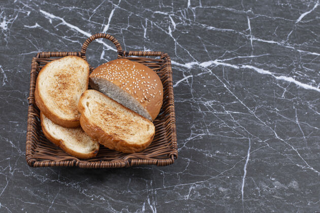 配料在柳条篮子里炸面包和小面包面包美味小块