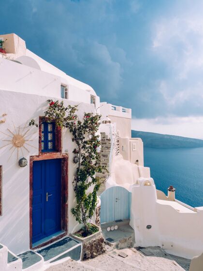 文化希腊圣托里尼一座蓝色门的建筑的垂直镜头海门建筑