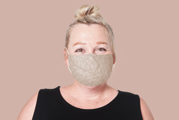 空气污染戴口罩的成熟女性参加covid-19预防运动布面具棕色老年人