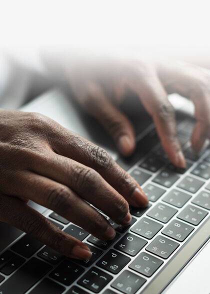 电脑在笔记本电脑键盘上打字的女人互联网键盘黑色