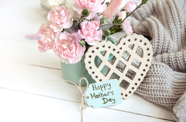 春天这是一幅充满节日气氛的作品 花瓶里放着鲜花 装饰元素 明信片上写着对母亲节快乐的祝愿花束母亲节快乐花