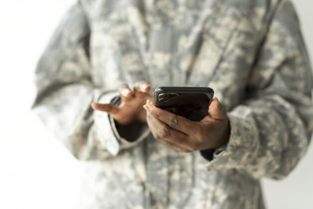 黑人女兵用智能手机通讯技术军队制服电话