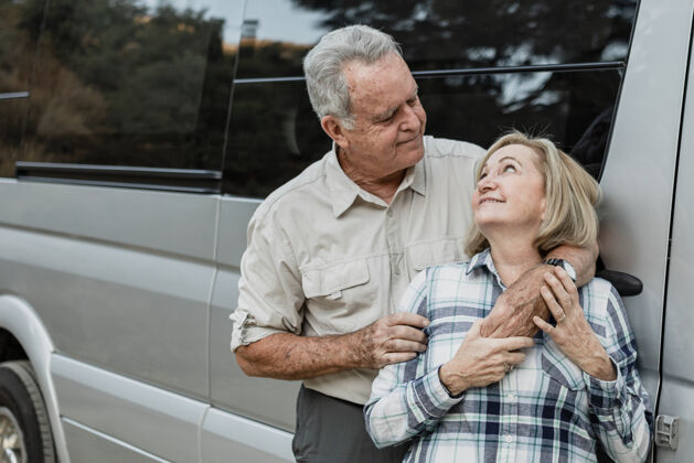 成熟快乐的老年夫妇站在房车前面丈夫祖母旅行
