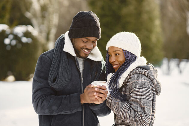 浪漫人们走在外面冬天非洲夫妇喝着咖啡杯子外面男人
