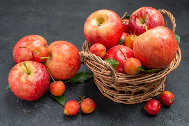 桃子侧面特写查看水果红黄色的苹果和樱桃在篮子里健康篮子油桃