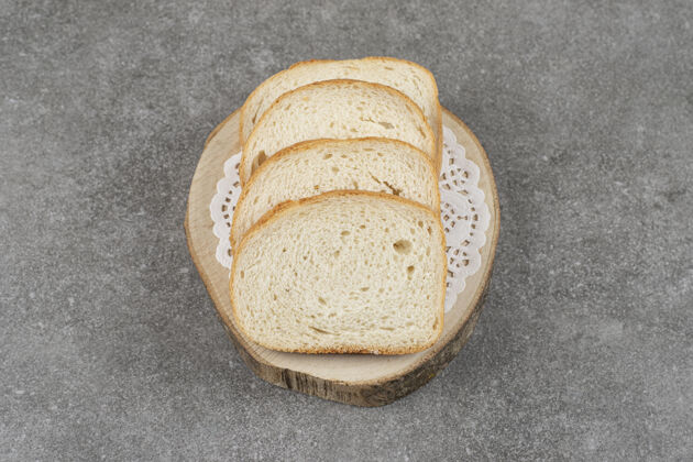 切片大理石上的白面包片面包新鲜小吃