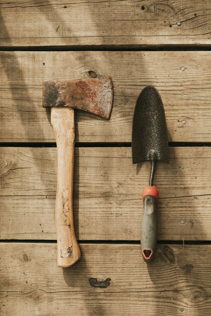 农场用铲子平放在木制背景上的乡村斧头木材设备园艺设备