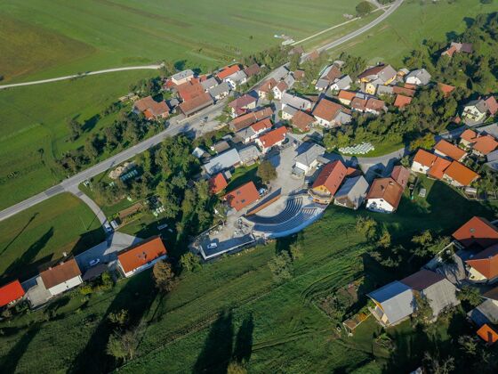 射击斯洛文尼亚美丽村庄的空中拍摄环境野生风景
