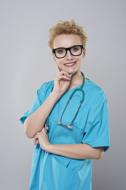 医护人员一位年轻女外科医生的画像女医生年轻人外科医生