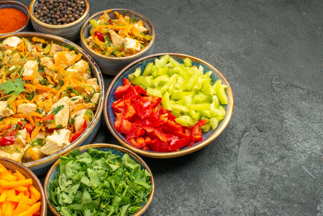 深色前视图鸡肉沙拉与蔬菜上深色餐桌饮食沙拉健康健康新鲜胡椒粉