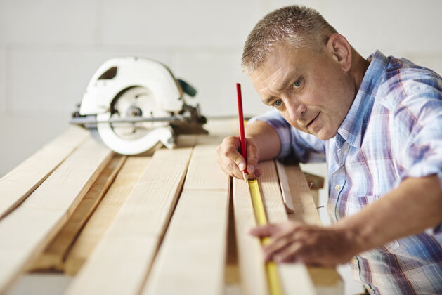 木材木匠准备木板人米测量