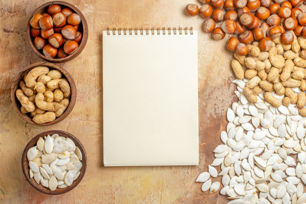 豆类顶视图不同的新鲜坚果用白籽木地板上的坚果组成很多木头坚果谷物