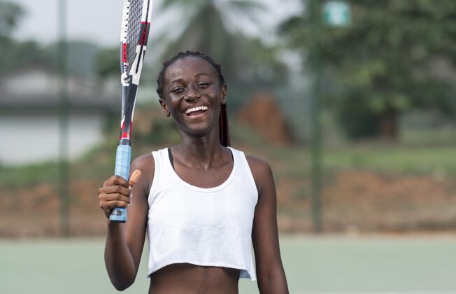 网球拍打网球的女人快乐运动网球场