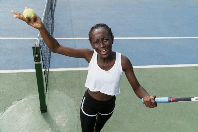 练习打网球的女人网球训练运动