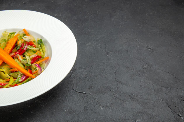 背景色拉蔬菜色拉在深色背景上的白色盘子里沙拉盘子正餐
