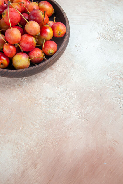 油桃樱桃奶油灰色桌子上的红黄色开胃樱桃桌子水果樱桃