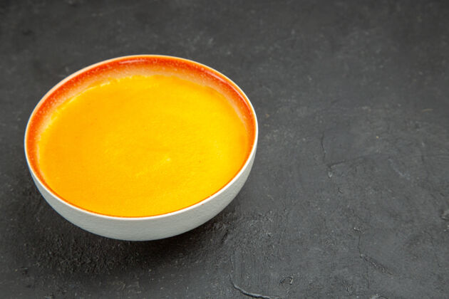 营养前视图简单的南瓜汤在一个灰色的桌子盘子里盘子健康食物