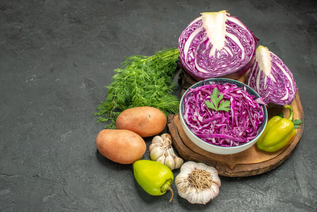 营养正面图新鲜的红色卷心菜配蔬菜和青菜 深色餐桌沙拉 饮食成熟健康蔬菜水果洋葱