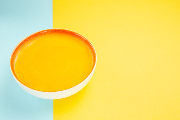 盘子正面图南瓜汤内盘上黄蓝色的汤盘颜色圆前面球