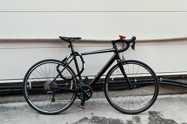 休闲黑色自行车绑在户外活动水平生活方式
