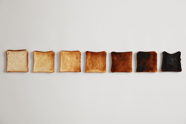 脆美味的烤面包片 从未烤到烧焦烤的阶段选择性的聚焦硬皮美味的小吃白色的表面一套烤面包 每个烤的时间更长 烤的程度程度美食部分