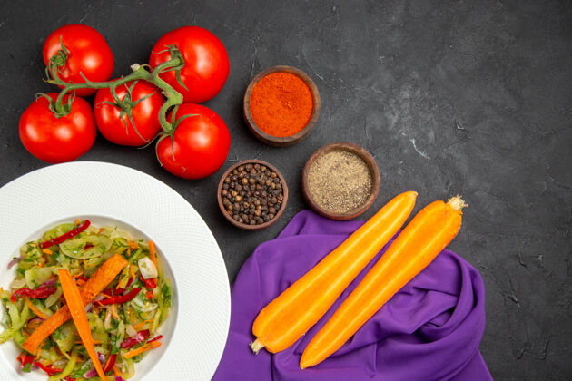 桌布顶部特写查看蔬菜沙拉香料西红柿胡萝卜在桌布上盘子饮食菜肴