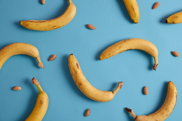 有机蓝色背景的香蕉和杏仁心脏健康食品的选择维生素 膳食纤维和矿物质的来源健康的营养和减肥产品早餐配料美味视图颜色