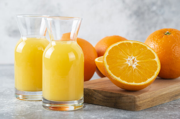 风格一杯果汁加一片橙子切纯冷