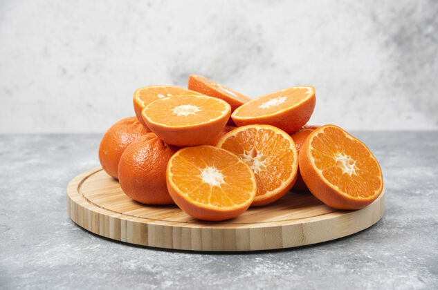 橙子片把新鲜多汁的橙子切片放在木盘里有机对象柑橘