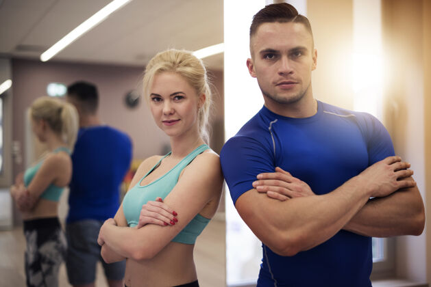 男人健身房的专业教练女人决心锻炼